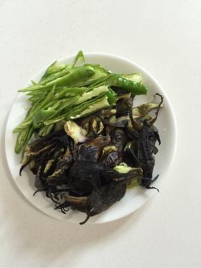 茄子蒂清洗干净后，用手撕成小块儿，尖椒洗净切成块儿备用！


