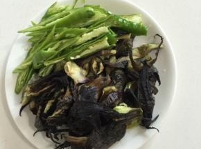 茄子蒂清洗干净后，用手撕成小块儿，尖椒洗净切成块儿备用！

