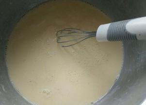 待奶液凉后  打入两个鸡蛋搅拌均匀