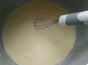 待奶液凉后  打入两个鸡蛋搅拌均匀