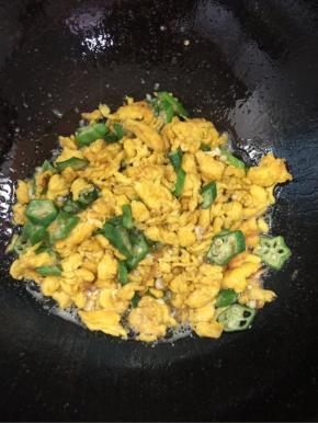 倒入刚刚盛出来的鸡蛋翻炒均匀！