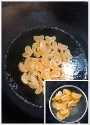 橘子放开水里焯1分钟，然后捞出备用。

