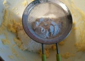 筛入低筋面粉和奶粉