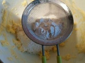 筛入低筋面粉和奶粉