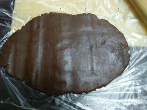 用擀面杖擀成0.5厚度的长方形面片