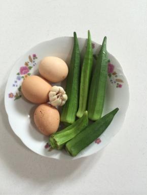 准备好所需食材：要挑选嫩嫩的秋葵5个，鸡蛋3个，蒜瓣1个，干辣椒1个（忘记拍照了！）

