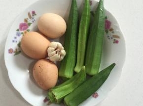 准备好所需食材：要挑选嫩嫩的秋葵5个，鸡蛋3个，蒜瓣1个，干辣椒1个（忘记拍照了！）

