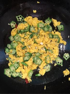 倒入刚刚盛出来的鸡蛋翻炒均匀！
