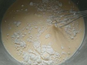加入低筋面粉搅拌均匀   然后将蛋挞液过筛两次