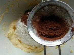 然后筛入低筋粉和可可粉