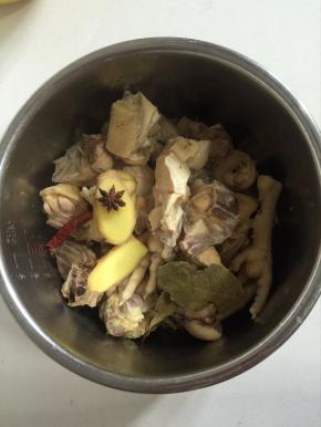 把焯好水的鸡块放在高压锅内胆中，放入生姜，八角，香叶，花椒，干辣椒，盐！

