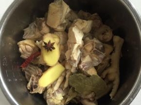 把焯好水的鸡块放在高压锅内胆中，放入生姜，八角，香叶，花椒，干辣椒，盐！

