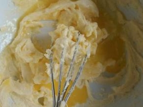 分两次加入鸡蛋液搅拌均匀  这样才不会油水分离