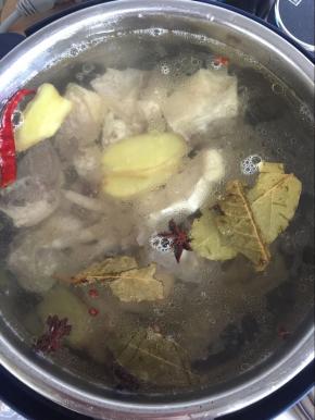 加入适量的开水至高压锅内胆最高刻度线。
