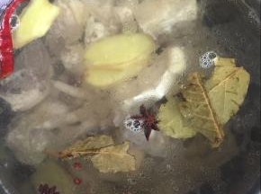加入适量的开水至高压锅内胆最高刻度线。

