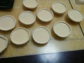 倒入挞皮中九分满  这样子更饱满哦~