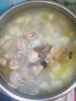 鸡肉压好了，等到气压阀落下，把鸡肉和冬瓜一起倒进电火锅中小火慢煮至冬瓜熟透即可！
