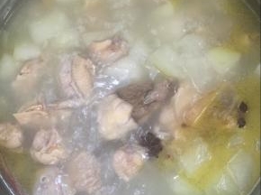 鸡肉压好了，等到气压阀落下，把鸡肉和冬瓜一起倒进电火锅中小火慢煮至冬瓜熟透即可！
