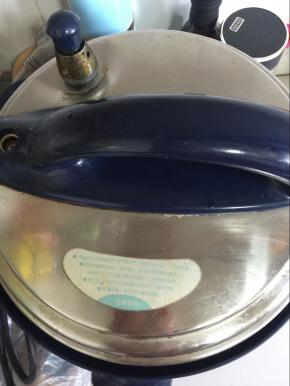 盖紧盖子，按煮饭键即可！（今天买的鸡比较嫩，按煮饭键6分钟左右即可！很好熟的。）

