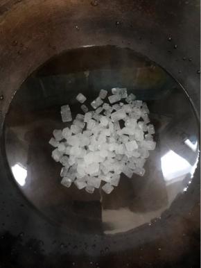 煮锅里加入适量的清水和冰糖煮5-10分钟。（冰糖融化）

