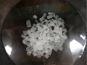 煮锅里加入适量的清水和冰糖煮5-10分钟。（冰糖融化）

