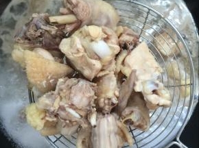 焯好水的鸡块儿捞出沥干水分备用！
