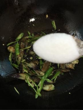 加入一勺盐翻炒均匀！

