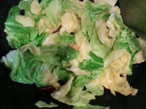 放入圆白菜炒软   加入白醋  盐  鸡精调味即可～
