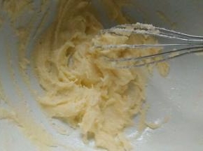 黄油软化后加入糖搅拌均匀  不用打发～