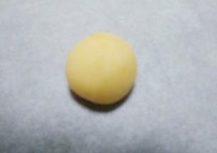 然后摘成一个个大小均匀的圆   放手心搓圆