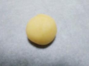 然后摘成一个个大小均匀的圆   放手心搓圆