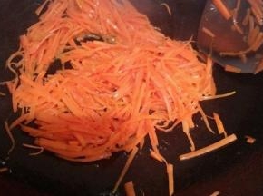 锅内再放少许油放入胡萝卜丝炒软