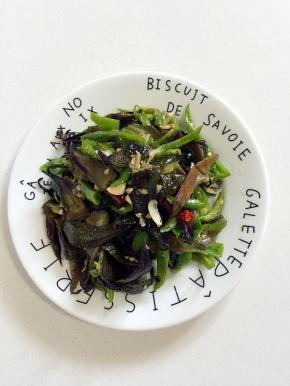 做好的辣炒茄子蒂酸酸辣辣的，很好吃，用来下饭不错哦！

