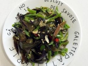 做好的辣炒茄子蒂酸酸辣辣的，很好吃，用来下饭不错哦！

