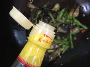 加入一勺醋快速翻炒均匀！

