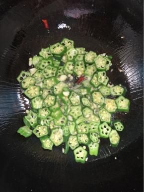 倒入切好的秋葵翻炒均匀！

