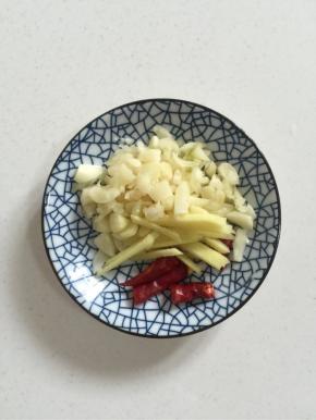 蒜瓣剥皮剁碎，生姜切成丝，干辣椒切成段备用！

