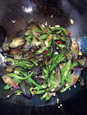 起锅前加入少许鸡精调味即可！

