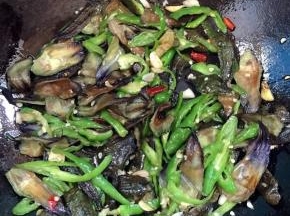 起锅前加入少许鸡精调味即可！

