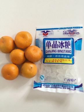 准备好所需的食材：橘子6个，冰糖80克！（喜欢甜一点的也可以多放一点儿冰糖！）
