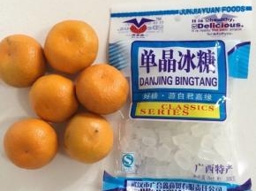 准备好所需的食材：橘子6个，冰糖80克！（喜欢甜一点的也可以多放一点儿冰糖！）
