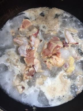 鸡肉洗净切成小块儿，冷水下锅焯水，慢慢的把鸡肉里的血水浸出来！


