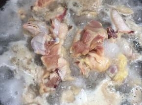 鸡肉洗净切成小块儿，冷水下锅焯水，慢慢的把鸡肉里的血水浸出来！


