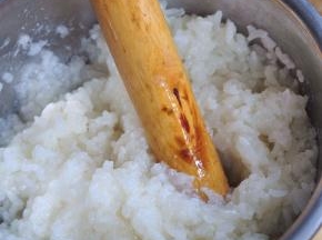 趁热用擀面杖将糯米捣碎。