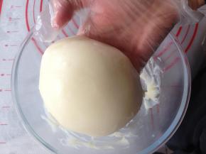 趁热加入黄油揉均匀，包上保鲜膜，放入冰箱冷藏备