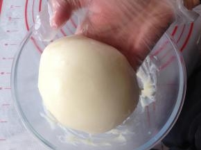 趁热加入黄油揉均匀，包上保鲜膜，放入冰箱冷藏备