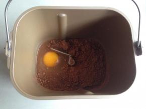 将水、鸡蛋、糖、盐、可可粉放入到面包桶里