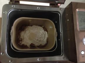 在面粉顶端加入酵母，选择东菱1352AE-3C面包机的和面程序，10分钟