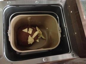 和面结束后，静置10分钟，再加入软化的黄油