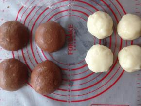 发酵好的面团取出排气，分成4等份，滚圆，盖保鲜膜松驰15分钟。麻薯团也是分成4等份